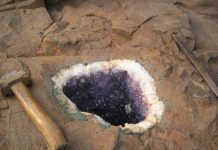 Amethyst-Geode in the parent rock