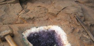 Amethyst-Geode in the parent rock