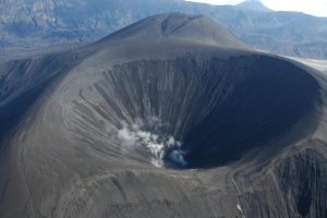 A team of scientists are using a process like a geological CAT scan to map the the inside of Okmok Volcano. Credit: Alaska Volcano observatory, USGS/Wikimedia Commons