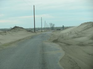 Mississippi River floodwaters deposited many tons of sand on farmland and roads in Dogtooth Bend peninsula when the Len Small levee breached in January of 2016. The sand dunes left behind required graders and snow plows to open the road for local traffic. Credit: University of Illinois