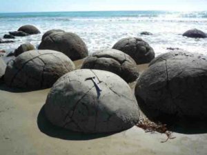 Gigantic concretions formed in mudstone on New Zealand's Moeraki coast; about 50 million years old. The present research shows that even concretions of this size formed very rapidly, within several decades.