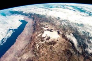  The Andes seen from space. The height of the Andes, like the height of other mountain ranges on Earth, is determined by tectonic forces (Credit: NASA; Astronaut photograph ISS059-E-517).