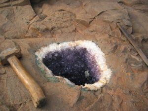 Amethyst-Geode in the parent rock