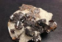 Mineral magic? Common mineral capable of making and breaking bonds