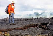 Lava burns shed, creeps toward homes in Hawaii