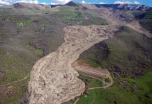 Vibrations make large landslides flow like fluid