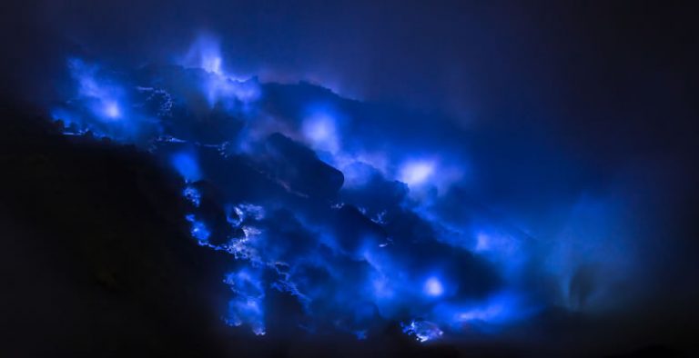 Blue Lava "Ijen volcano" | Geology Page