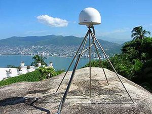One permanent GPS station at the center of the Guerrero seismic gap, overlooking Acapulco bay (ACAP). Credit: NathalieCotte / CNRS.
