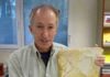 New species of ‘missing link’ between dinosaurs and birds identified Dr. John Nudds with Archaeopteryx fossil specimen at the European Synchrotron in Grenoble.