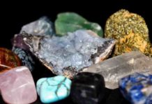 What are the minerals and Gems that found in the Sedimentary rocks? Opal found in Coober Pedy