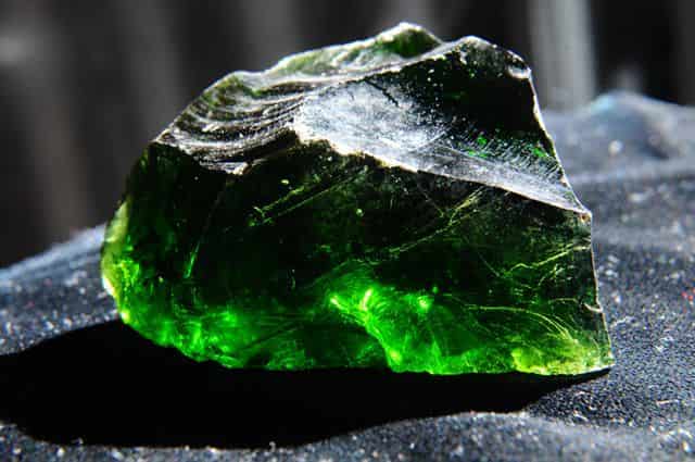 https://www.geologypage.com/wp-content/uploads/2019/05/Green-Obsidian-GeologyPage.jpg