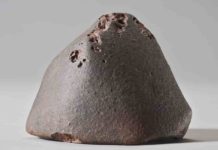The L6 ordinary chondrite El Médano 128, a 556 g meteorite recovered in the Atacama Desert. Photo courtesy CCJ-CNRS, P. Groscaux.