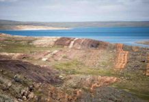 Ancient die-off greater than the dinosaur extinction This photograph shows rocks from the Belcher Islands in Hudson Bay, Canada, from which doctoral candidate Malcolm Hodgskiss collected barite samples dating 2.02 to 1.87 billion years old. Credit: Malcolm Hodgskiss