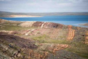 This photograph shows rocks from the Belcher Islands in Hudson Bay, Canada, from which doctoral candidate Malcolm Hodgskiss collected barite samples dating 2.02 to 1.87 billion years old. Credit: Malcolm Hodgskiss