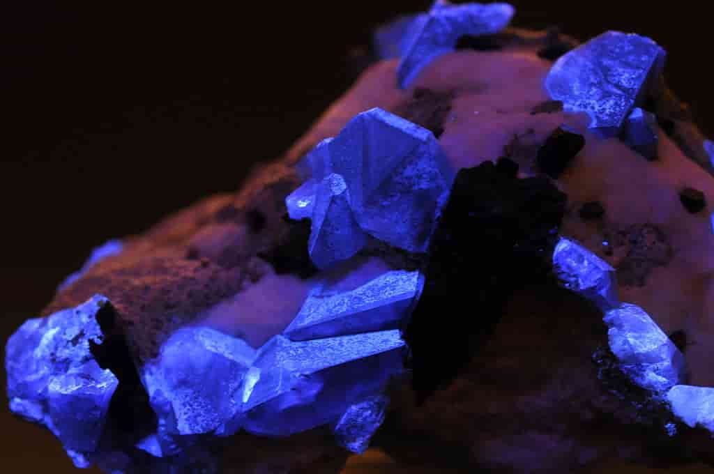 Benitoite : The Rarest Gemstone Found in the World only been found 