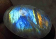 Moonstone vs Opal : What’s the difference between Moonstone and Opal? Rainbow Moonstone. Credit: gemsnjewelry 2014