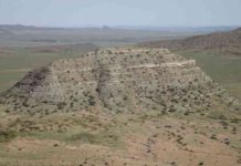 In Earth’s largest extinction, land die-offs began long before ocean turnover Researchers dated ash deposits from this hill, called a koppie in South Africa. The lower part of koppie Loskop exposes strata from before the end-Permian extinction (Palingkloof Member of the Balfour Formation), while the upper part contains layers deposited after the extinction (Katberg Formation). Credit: John Geissman