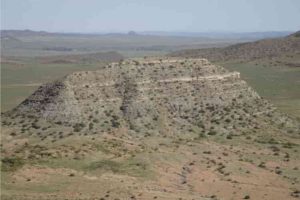 Researchers dated ash deposits from this hill, called a koppie in South Africa. The lower part of koppie Loskop exposes strata from before the end-Permian extinction (Palingkloof Member of the Balfour Formation), while the upper part contains layers deposited after the extinction (Katberg Formation). Credit: John Geissman