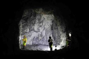 McGill Colloidal Au research team study a mineralized (gold-bearing) vein underground at the Brucejack mine. Credit: Duncan McLeish