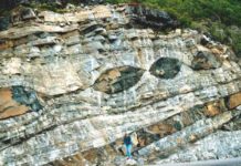 Fate of sinking tectonic plates is revealed Boudins of amphibolite layers (metamorphosed basalts) that were stretched within quartz schists (Norway). Photo credits © Haakon Fossen.