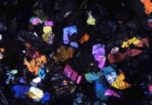 Sampling the deep graveyard of Earth’s earliest crust Basalt mit frischen Klinopyroxenen (credit Jonas Tusch)