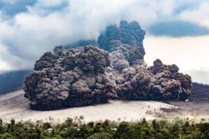 Pyroclastic flow. Credit: Gordon Simmons; Dr Eric Breard image credit: Dr Charline Lormand