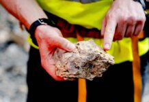 Hot traces in rock Porous dolomite rock with cavities that would be ideal for geothermal utilisation. © RUB, Marquard
