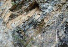 Sedimentary rocks reveal ancient ocean floor cooling Row of embedded "cherts" in an outcrop in Southeast China. Credit: Michael Tatzel